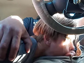 Körper heizen sich im Auto auf, als sie sich für einen Straßen-Blowjob hinunterlässt, ihre Lippen umschließen ihn mit wilder Dringlichkeit, die das Motorengeräusch in den Hintergrund drängt. Die Vibration der Straße fügt ihren geschickten Bewegungen einen thrillingen Effekt hinzu, jeder Stoß wird zu einem Rausch der Ekstase. Der hektische Blowjob gerät außer Kontrolle und hinterlässt beide in Schweiß und Zufriedenheit getränkt.