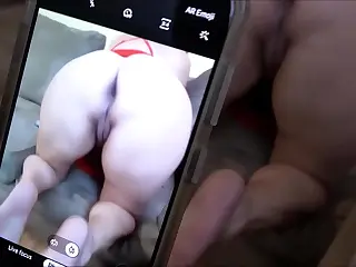 Brianna Beach hỗ trợ cuộc gặp gỡ nóng bỏng với ảnh nóng, sự dẫn dắt của cô dẫn đến khoảnh khắc kích điện với Alex Adams thổi bùng ngọn lửa ẩn giấu. Tiếng click máy ảnh tạo nhịp điệu, hòa cùng hơi thở gấp gáp cắt ngang căng thẳng. Đây là sự hợp tác sáng tạo bùng cháy, nơi hình ảnh và da thịt gặp nhau trong đợt bùng nổ nghệ thuật.