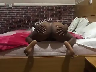 Những vết tích kể câu chuyện trên thân hình nóng bỏng, mỗi đường cong là minh chứng của trải nghiệm. Nhịp điệu mạnh mẽ khuấy đảo giác quan, biến cảnh tượng thành bữa tiệc thịnh soạn. Âm thanh va chạm vang lên, hòa quyện giữa sức mạnh và khoái cảm.