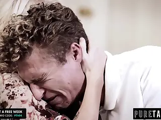 亚历克西斯·福克斯与艾莉亚·费联手展开一场野蛮的群交盛宴，用狂野能量和大胆动作将温度引爆。呻吟充斥空气，她们掌控全局，肉体在激情的模糊地带碰撞，令所有人窒息。一次偶然触碰点燃了这场狂潮，汗水与喘息混合成难忘的淫乐风暴。