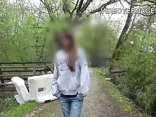 Eine heiße Braut tritt unter den Strahl der Dusche, ihre neckischen Bewegungen locken Moreno do Norte und Kasada Sapeka für ein Full HD-Spektakel tropfender Verführung an. Wasser fließt in dampfenden Strömen und verwandelt jeden Blick in ein Versprechen von mehr, während sich Körper in der beschlagenen Glasumgebung eng aneinanderdrücken. Das Gleiten nasser Haut unter gierigen Händen steigert den Kick und macht die Szene zu einem glitschigen, elektrisierenden Erlebnis, das Aufmerksamkeit fordert.