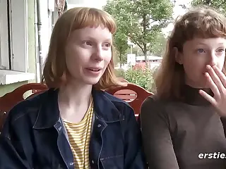 La curiosité s’enflamme comme une allumette dans l’ombre alors que Bonnie et Sondrine plongent tête la première dans leur exploration coquine, les rires se mêlant aux halètements de surprise. Le contact soyeux des lèvres sur la chair chaude envoie des frissons dans l’air, transformant une simple curiosité en une tempête ardente de sensations. Les moments s’étirent en éternité, où chaque pas audacieux révèle des couleurs d’intimité palpitante