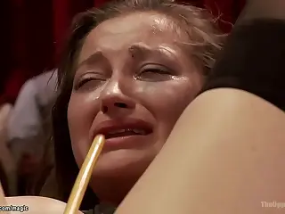 รู้สึกถึงความตื่นเต้นที่จุดประกายเมื่อเชือกรัดแน่นรอบเนื้อหนังที่ยินยอม ดึงเธอเข้าสู่ความมึนเมาของความสุข เมื่อการยัดแต่ละทีเจอกับการเลียเล่นๆในจังหวะแห่งความฟิน ลมหายใจหนักๆเติมเต็มอากาศ แหลมคมบนผิวที่แดงระเรื่อด้วยความตื่นเต้น ในขณะที่จังหวะเพิ่มขึ้นจนถึงจุดสูงสุดที่ทำลายการควบคุม พลังอันดุเดือดแผ่ซ่านไปทุกการบิดตัวและถูไถ ทิ้งรอยยิ้มพอใจไว้เบื้องหลัง