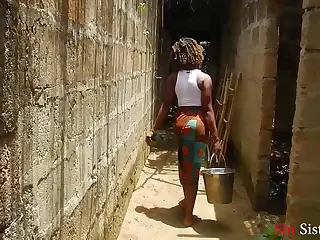 Nenek tirian jadi main dengan jiran dalam bilik air, wap air bercampur nafas panas bila ternampak bogel mencetuskan aksi liar dalam ruang sempit.