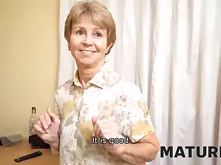 Eine ältere Maid wird zur reifen Verführerin, lockt mit Erfahrung und verruchtem Charme. Ein wissender Blick durch den Raum entfacht Funken, die Luft vibriert vor unausgesprochener Aufforderung. Kurze Kontakte steigern sich zu langen Verstrickungen, wo Alter jeder Drehung Tiefe verleiht.