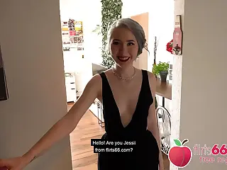 Remaja Jerman Jessii van Riva terjun ke kencan bercinta liar, udara malam yang sejuk menyentuh kulit telanjang menambah sensasi. Tawanya bercampur erangan saat aksi memanas, menciptakan badai gairah yang membanjiri indra. Setiap gerakan berani memuncak jadi klimaks, meninggalkan energi listrik yang menggelora.