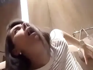 Những em nghiệp dư lén lút chơi đồ chơi trong phòng thay đồ, biến sự riêng tư thành cuộc phiêu lưu gợi cảm. Những rung động lan khắp cơ thể, dẫn đến cực khoái rung chuyển thế giới của họ. Gương lạnh và tiếng rên rỉ khẽ tạo thêm kích thích, khiến khoảnh khắc trở nên nóng bỏng và táo bạo.