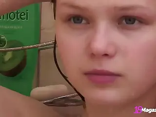 Die wunderschöne langhaarige Teenagerin Bianca zieht sich in eine private Oase zurück, ihre Spiegelbilder leiten ihre Hände, die mit sanfter Neugier erkunden. Dampf vom Wasser vernebelt die Luft und trägt Flüstern der Selbstentdeckung, das sich intim und ungefiltert anfühlt. Dieser einsame Moment entfaltet sich zu einer Feier persönlicher Lust, fernab fremder Blicke.