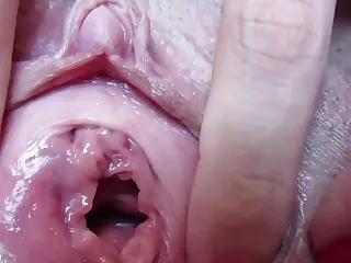 Fetish insert objek close-up intim menyelami detail mendebarkan, fokus pada sensasi klitoris besar yang berdenyut tiap gerakan hati-hati. Permukaan halus dan dingin di area sensitif memicu tarikan napas tajam, mengubah kompilasi ini jadi serangan indra. Lapisan ketertarikan terbangun, memikat dari awal sampai akhir.