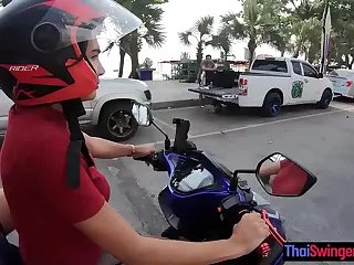 Bạn gái tuổi teen Thái ngực khủng thả lỏng trong bữa tiệc chịch nhau ở phòng khách sạn, nơi hành động nhún nhảy biến năng lượng vui đùa thành ngọn lửa hoang dại. Cảnh nghiệp dư leo thang với những ham muốn nguyên thủy lên ngôi, trộn lẫn tiếng rên và cử động trong cơn cuồng loạn không ngừng. Cảm nhận hơi lạnh thoảng qua của không khí khách sạn trên cơ thể nóng bỏng, thêm tia lửa vào cuộc vui.