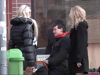 Une blonde aux longs cheveux se lance dans du sexe brut avec un amateur vorace, leurs corps s’entrechoquant avec une énergie sauvage. Les mains agrippent une peau moite, ponctuant chaque mouvement de halètements coupants. Le rythme effréné culmine dans une tempête de coups furieux, laissant derrière un pur abandon.