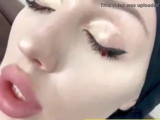 فتاة مسلمة تتلقى ضربات مهبلية عن قرب في جلسة مكثفة، الكاميرا تلتقط كل ارتعاش كسلك حي. الأنفاس الإيقاعية تتزامن مع الحركة، تبني شرنقة تركيز. الحدة تبلغ ذروتها في موجة من النشوة، تحول الحميمية إلى مشهد حي.