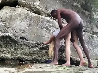 Pelarian luar ruangan berubah spontan, di mana daya tarik beragam menyatu di udara terbuka. Desiran daun di bawah kaki jadi soundtrack alami, memperkuat sisi liar. Dorongan tak terkendali memuncak, menyatukan elemen dalam simfoni kebebasan.