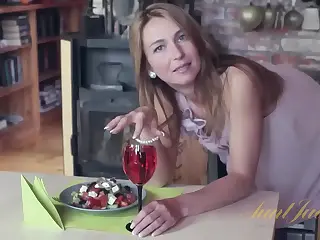 Kematangan percaya diri bersinar lewat elegan, kesendirian jadi menggoda. Gesekan halus kain tipis di kulit bikin merinding, hasrat makin jadi. Permainan goda bikin aura seksi yang kuat.