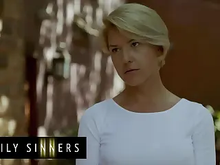 แม่ม้ายบลอนด์ คิท เมอร์เซอร์ ควงลูกเลี้ยง แวน ไวลด์ เล่นแร่แปรธาตุ ฉากครอบครัวอบอ้าวด้วยตัณหา การสัมผัสวาบหวนจุดไฟให้ห้อง เปลี่ยนพื้นที่ธรรมดาเป็นสนาม Lust เผลอๆ เซ็กส์เร็วๆ ยาวๆ จนเส้นแบ่งเลือนลาง